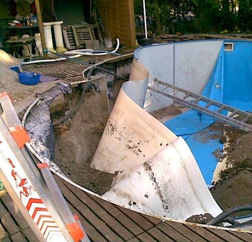 Fehlende Betonhinterfüllung eines Stahlwand-Fertigteil-Schwimmbeckens.